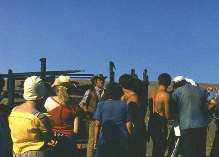 Николай Караченцов на съемках фильма «Человек с бульвара Капуцинов». СССР, 1986 год. Николай Караченцов на съемках фильма «Человек с бульвара Капуцинов». СССР, 1986 год.