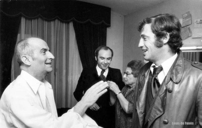 Луи Де Фюнес и Жан-Поль Бельмондо за кулисами после вручения премии Оскар. Луи Де Фюнес и Жан-Поль Бельмондо за кулисами после вручения премии Оскар.