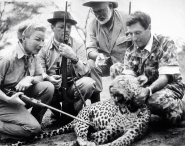 Эрнест Хемингуэй со своим трофеем — африканским леопардом. Эрнест Хемингуэй со своим трофеем — африканским леопардом.
