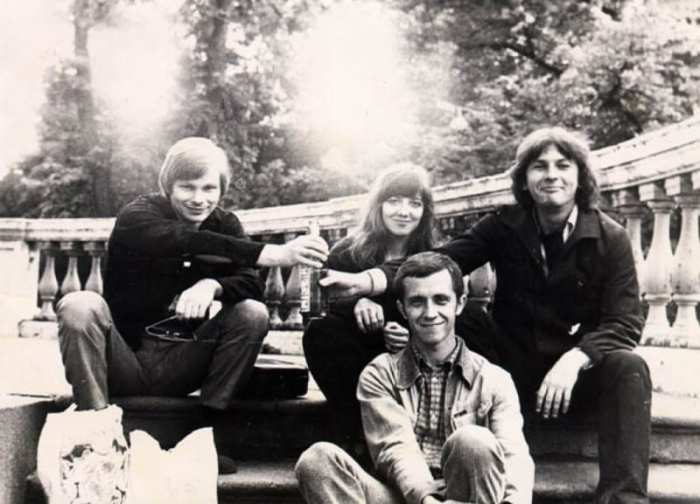 Сергей Рыженко, Наталья и Майк Науменко, Андрей Данилов. СССР, Ленинград, 1982 год. Сергей Рыженко, Наталья и Майк Науменко, Андрей Данилов. СССР, Ленинград, 1982 год.
