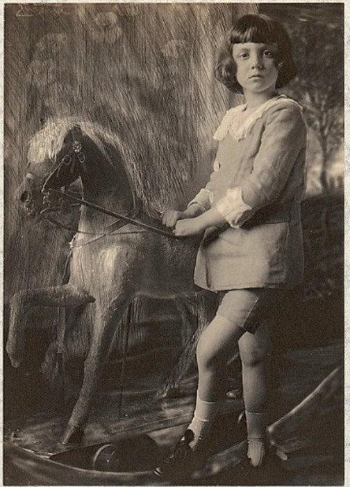 Принц Леопольд и его деревянная лошадка, 1900 год. Автор: Frank Eugene. Принц Леопольд и его деревянная лошадка, 1900 год. Автор: Frank Eugene.