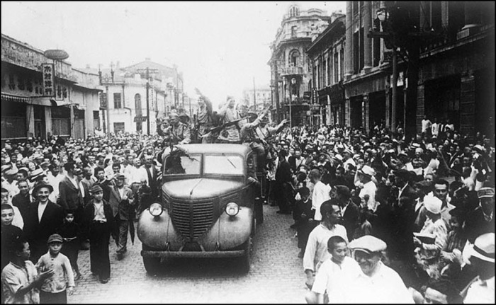 Население Харбина приветствует советских воинов, 8 августа 1945 года. Население Харбина приветствует советских воинов, 8 августа 1945 года.