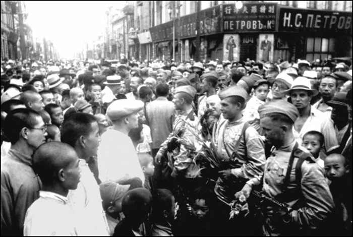 Советские воины беседуют с жителями Харбина, 28 августа 1945 года. Советские воины беседуют с жителями Харбина, 28 августа 1945 года.