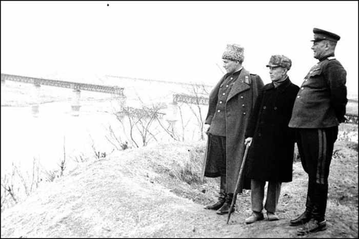 Генерал-лейтенант В.Кулик и генерал-майор А.Соколов на берегу реки Муданьцзян с китайским коммунистом. Маньчжурия, сентябрь 1945 года. Генерал-лейтенант В.Кулик и генерал-майор А.Соколов на берегу реки Муданьцзян с китайским коммунистом. Маньчжурия, сентябрь 1945 года.