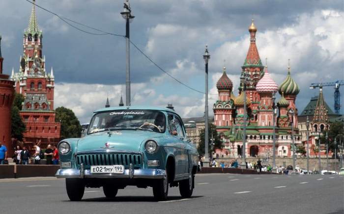 ГАЗ-21 *Волга* - участник ГУМ-авторалли на Красной площади. ГАЗ-21 *Волга* - участник ГУМ-авторалли на Красной площади.