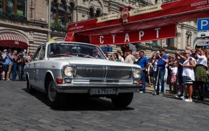 ГАЗ-24 *Волга*. Эта модель была снята с производства только в 1992 году. ГАЗ-24 *Волга*. Эта модель была снята с производства только в 1992 году.