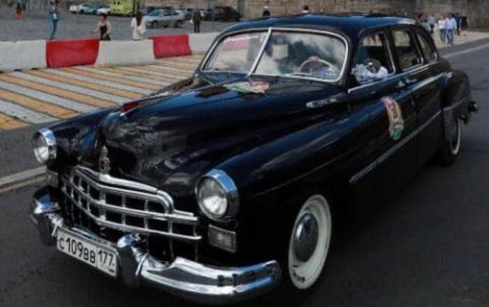 ГАЗ-12 ЗИМ - шестиместный седан, доступный вместе с тем для обычных горожан. ГАЗ-12 ЗИМ - шестиместный седан, доступный вместе с тем для обычных горожан.