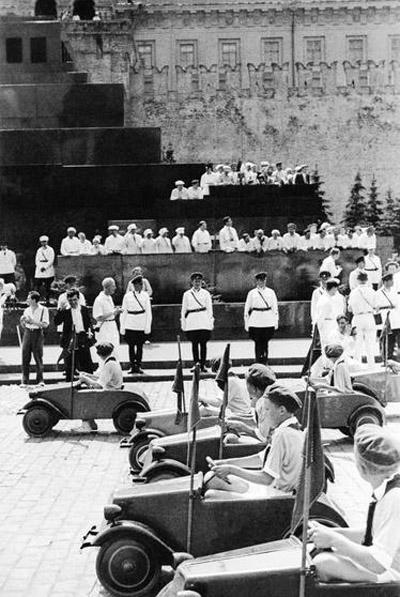  Юные автомобилисты на спортивном параде в 1935 году.