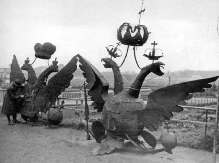 Снятые с Кремля орлы в 1935 году.