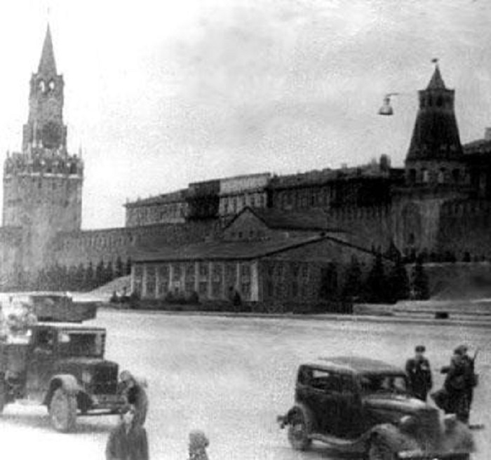 Замаскированный мавзолей в 1941 году. 