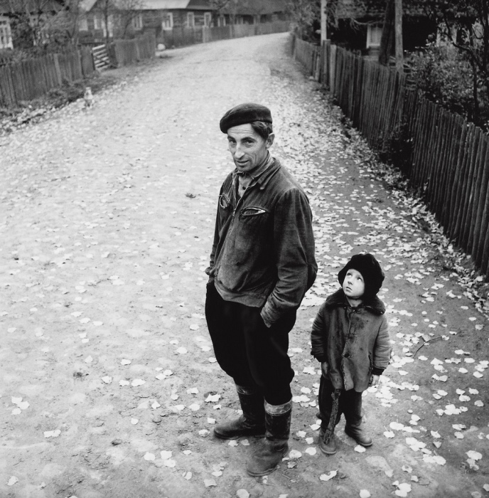 Деревенская улица, 1969 год. Автор: Antanas Sutkus. Деревенская улица, 1969 год. Автор: Antanas Sutkus.