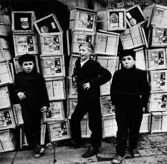 Апельсины из Марокко, 1975 год. Автор: Antanas Sutkus. Апельсины из Марокко, 1975 год. Автор: Antanas Sutkus.