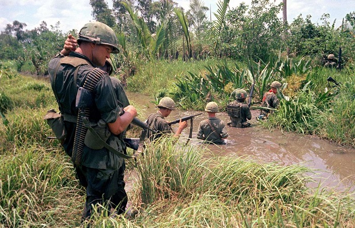 Уникальные ретро фотографии, сделанные во время вторжение войск США и начало войны во Вьетнаме. Уникальные ретро фотографии, сделанные во время вторжение войск США и начало войны во Вьетнаме.