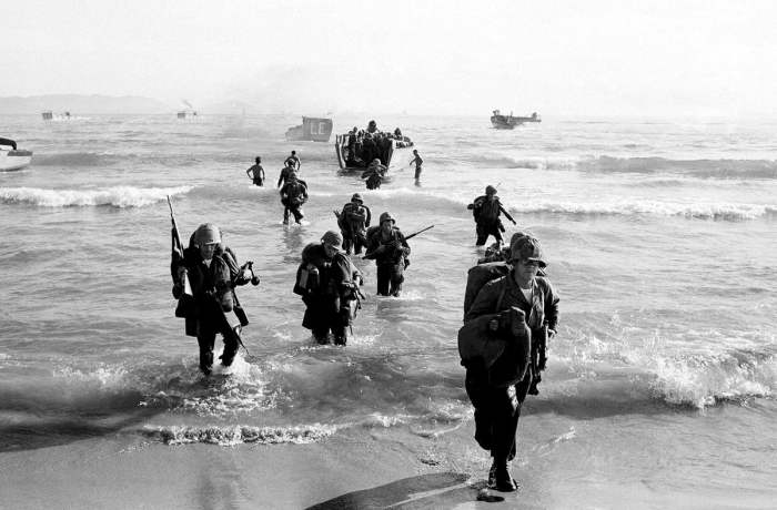 Морские пехотинцы ВМС США высаживаются на берег возле города Дананга в центральной части Вьетнама, 10 апреля 1965 года. Морские пехотинцы ВМС США высаживаются на берег возле города Дананга в центральной части Вьетнама, 10 апреля 1965 года.