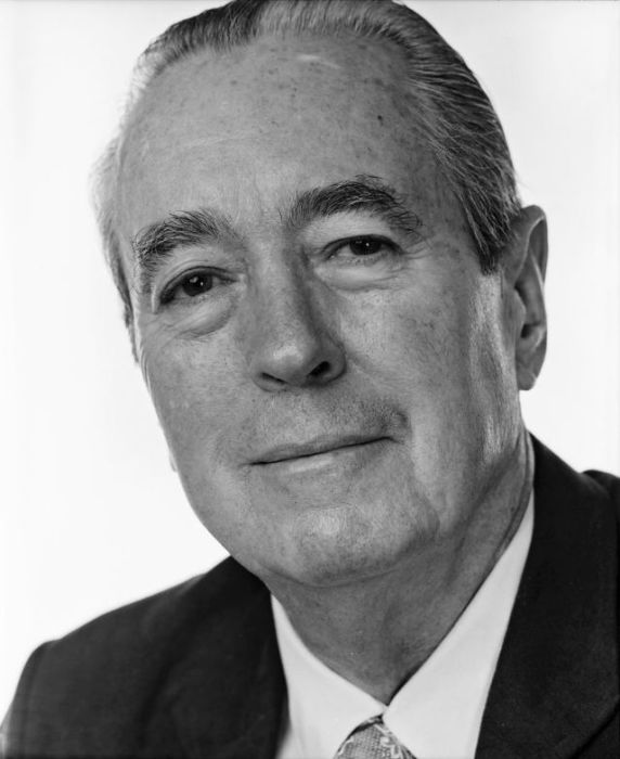 Американский писатель-романист, написавший книгу «Совет и согласие», за которую удостоился одной из наиболее престижных наград США – Пулитцеровской премии. Американский писатель-романист, написавший книгу «Совет и согласие», за которую удостоился одной из наиболее престижных наград США – Пулитцеровской премии.