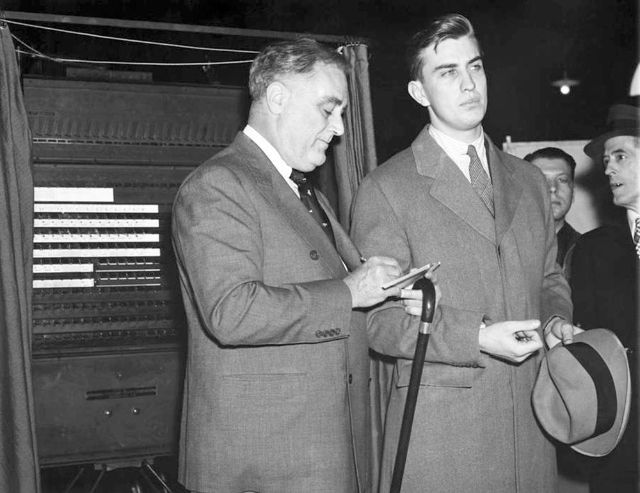 Известный адвокат был сыном президента Франклина Делано Рузвельта и Элеоноры Рузвельт. Известный адвокат был сыном президента Франклина Делано Рузвельта и Элеоноры Рузвельт.