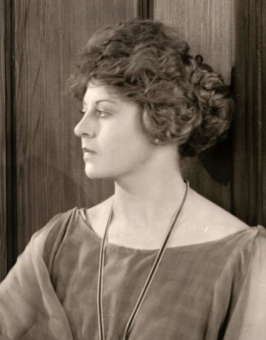 Американка была первой женщиной-актрисой, которая заключила контракт с «Universal Studios» - это произошло еще в 1915 году. Американка была первой женщиной-актрисой, которая заключила контракт с «Universal Studios» - это произошло еще в 1915 году.