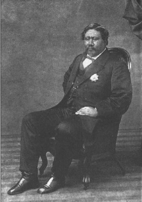 Последний выдающийся правитель Гавайи активно содействовал развитию строительства в стране и принял новую конституцию королевства. Последний выдающийся правитель Гавайи активно содействовал развитию строительства в стране и принял новую конституцию королевства.