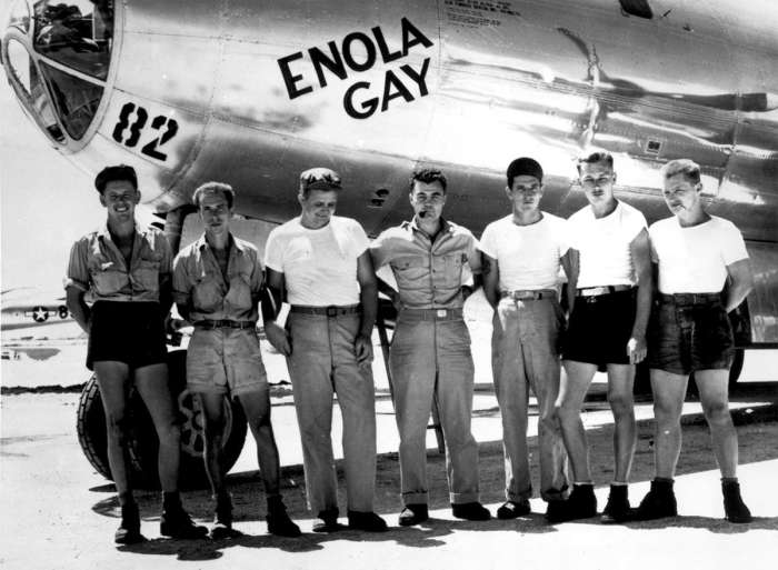 Экипаж американского бомбардировщика Б-29 Enola Gay позирует возле своего самолета. Экипаж американского бомбардировщика Б-29 Enola Gay позирует возле своего самолета.
