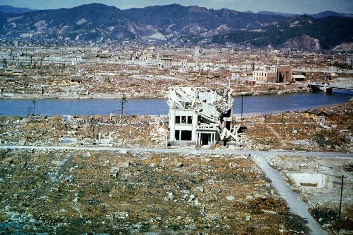 Разрушенная центральная часть Хиросимы через шесть месяцев после осуществления атомной бомбардировки в марте 1946 года. Разрушенная центральная часть Хиросимы через шесть месяцев после осуществления атомной бомбардировки в марте 1946 года.