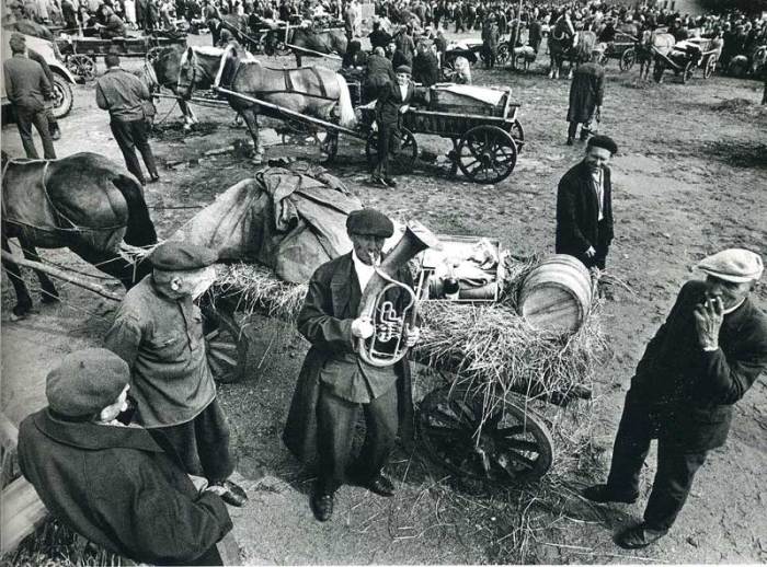 Игра на медном духовом музыкальном инструменте. СССР, 1970-е годы. Игра на медном духовом музыкальном инструменте. СССР, 1970-е годы.