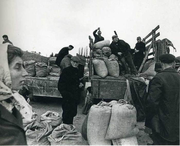 На разгрузке товаров. СССР, 1960-е годы. На разгрузке товаров. СССР, 1960-е годы.