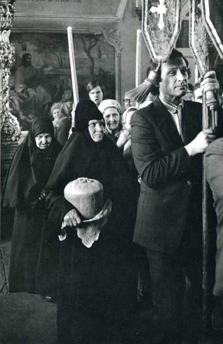 Второй суточный богослужебный круг, в котором воспоминаются произошедшие в это время суток Суд Пилата и, позднее, сошествие Святого Духа на апостолов. СССР, 1970-е годы. Второй суточный богослужебный круг, в котором воспоминаются произошедшие в это время суток Суд Пилата и, позднее, сошествие Святого Духа на апостолов. СССР, 1970-е годы.