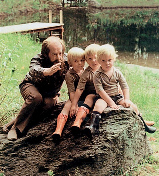 Александр Исаевич с сыновьями в саду их вермонтского дома. / Фото: www.kommersant.ru Александр Исаевич с сыновьями в саду их вермонтского дома. / Фото: www.kommersant.ru