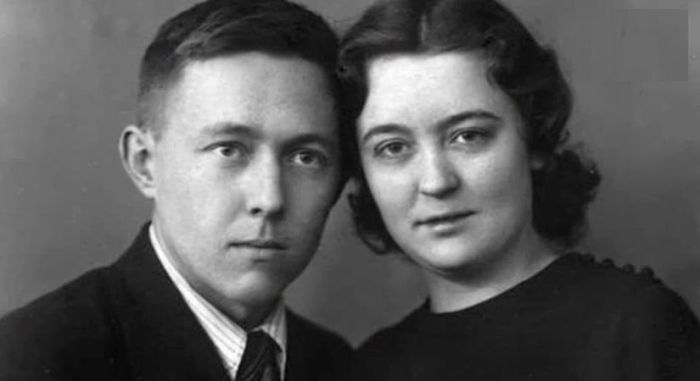 Фотография молодожёнов Солженицына и Решетовской. Ростов-на-Дону, 27 апреля 1940 г. / Фото: www.reshetovskaya.ru Фотография молодожёнов Солженицына и Решетовской. Ростов-на-Дону, 27 апреля 1940 г. / Фото: www.reshetovskaya.ru