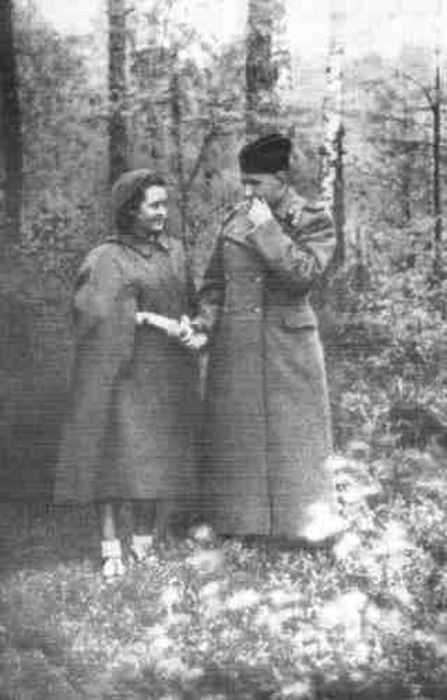 Встреча супругов на фронте. 1943 г. / Фото: www.belousenko.com Встреча супругов на фронте. 1943 г. / Фото: www.belousenko.com