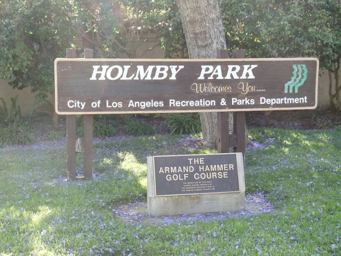Памятный знак Арманда Хаммера на поле для гольфа в парке Холмби в Холмби-Хиллз, Лос-Анджелес. Памятный знак Арманда Хаммера на поле для гольфа в парке Холмби в Холмби-Хиллз, Лос-Анджелес.