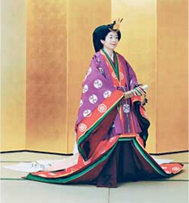 Принцесса Саяко в традиционном придворном кимоно из 12 слоев незадолго до свадьбы. / Фото: Reuters Принцесса Саяко в традиционном придворном кимоно из 12 слоев незадолго до свадьбы. / Фото: Reuters