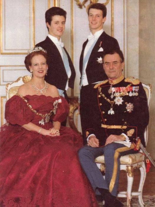 Королева Дании Маргарете II и принц Хенрик c сыновьями. / Фото: www.pinimg.com Королева Дании Маргарете II и принц Хенрик c сыновьями. / Фото: www.pinimg.com