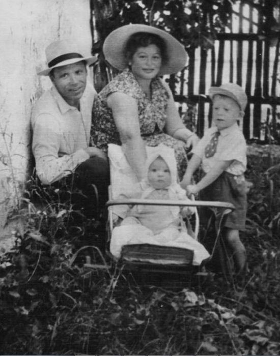 Семья Бестемьяновых. Филимон Кузьмич, Ирина Марковна и их дети – Наташа и Петя. Теплый стан, 1960. / Фото: www.sport.wikireading.ru Семья Бестемьяновых. Филимон Кузьмич, Ирина Марковна и их дети – Наташа и Петя. Теплый стан, 1960. / Фото: www.sport.wikireading.ru