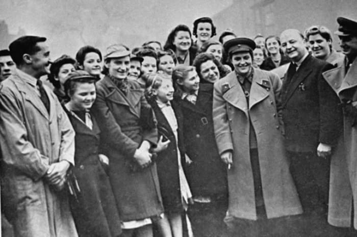 Людмила Павличенко на встрече с английскими рабочими, 1942 | Фото: aif.ru