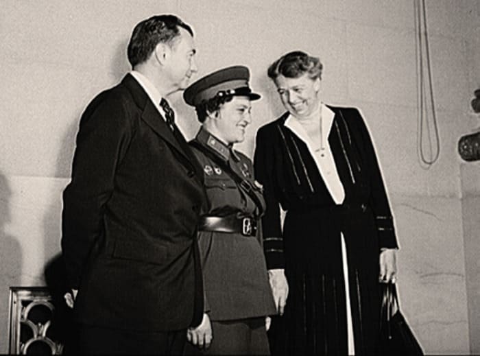 Людмила Павличенко во время встречи с Элеонорой Рузвельт | Фото: top-antropos.com