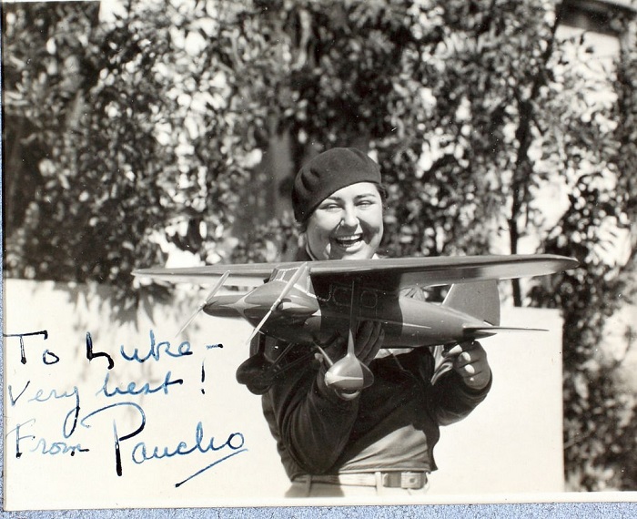 Панчо Барнс с моделью самолета. | Фото: messynessychic.com. Панчо Барнс с моделью самолета. | Фото: messynessychic.com.