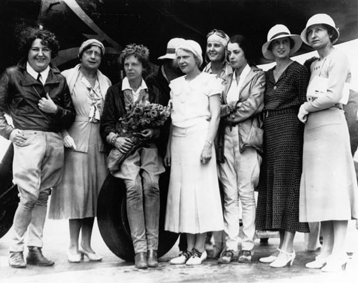 Панчо Барнс слева, Эмилия Эрхарт в центре. | Фото: messynessychic.com. Панчо Барнс слева, Эмилия Эрхарт в центре. | Фото: messynessychic.com.