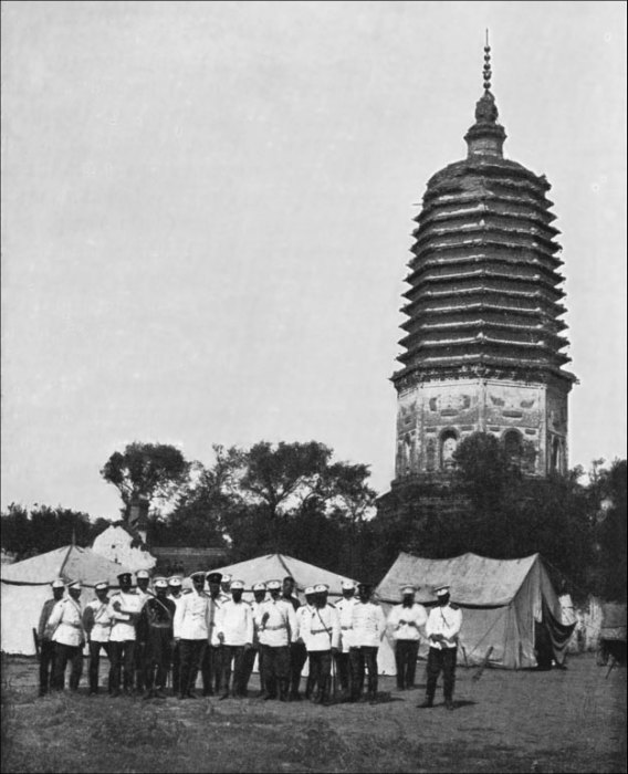 Российские офицеры у Белой башни в Ляояне. | Фото: lib.rus.ec. Российские офицеры у Белой башни в Ляояне. | Фото: lib.rus.ec.