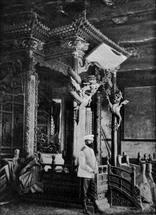 Русский генерал Суботич у трона китайского императора в захваченном Мукдене. | Фото: lib.rus.ec. Русский генерал Суботич у трона китайского императора в захваченном Мукдене. | Фото: lib.rus.ec.