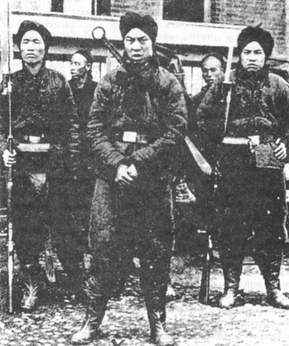 Ихэтуани («боксеры») – китайцы, восставшие против засилья иностранцев. ¦ Фото: history.wikireading.ru. Ихэтуани («боксеры») – китайцы, восставшие против засилья иностранцев. ¦ Фото: history.wikireading.ru.