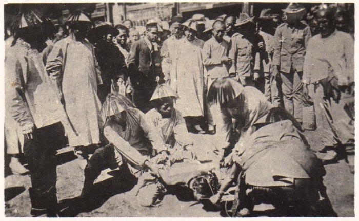 Обезглавливание китайца перед толпой. | Фото: nstarikov.ru. Обезглавливание китайца перед толпой. | Фото: nstarikov.ru.