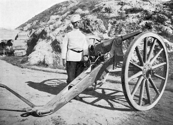 Российский солдат у полевого орудия. | Фото: lib.rus.ec. Российский солдат у полевого орудия. | Фото: lib.rus.ec.