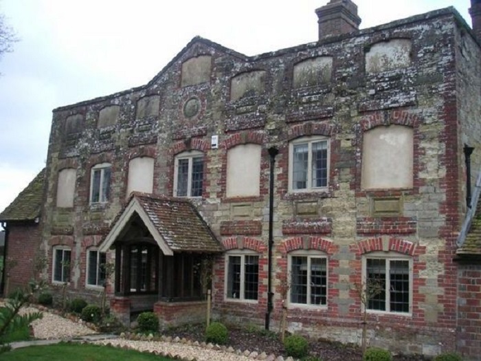 Дом с заложенными окнами. | Фото: mtdata.ru. Дом с заложенными окнами. | Фото: mtdata.ru.