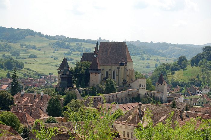 Укрепленная церковь XV века господствует над коммуной Бьертан. | Фото: beel-online.com. Укрепленная церковь XV века господствует над коммуной Бьертан. | Фото: beel-online.com.