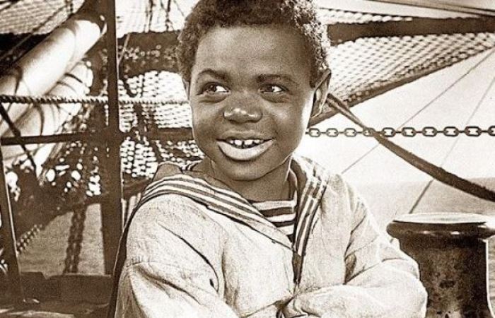 Толя Бовыкин в фильме *Максимка*, 1952 | Фото: liveinternet.ru Толя Бовыкин в фильме *Максимка*, 1952 | Фото: liveinternet.ru