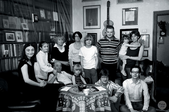 В кругу семьи. Георгий Николаевич с внуком Микой, за ним жена Галина Ивановна, слева — внучка Маргарита с дочерью Сашей и другие. / Фото: www.gordon.com.ua