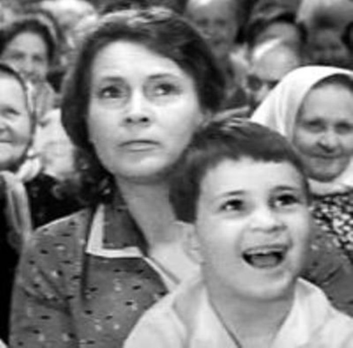 Любовь Соколова с сыном Николаем в фильме Георгия Данелия "Тридцать три". / Фото: www.kino-teatr.ru
