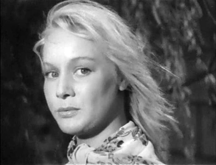 Ия Арепина в фильме *Под стук колес*, 1958 | Фото: kino-teatr.ru Ия Арепина в фильме *Под стук колес*, 1958 | Фото: kino-teatr.ru