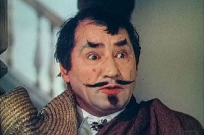 Спартак Мишулин в телефильме *Перикола*, 1984 | Фото: aif.ru Спартак Мишулин в телефильме *Перикола*, 1984 | Фото: aif.ru